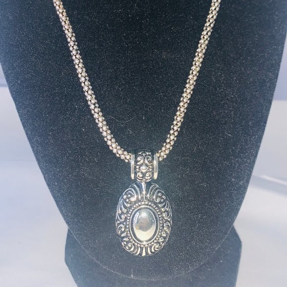 AVON Textured Scroll Necklace - Picture 1 of 5